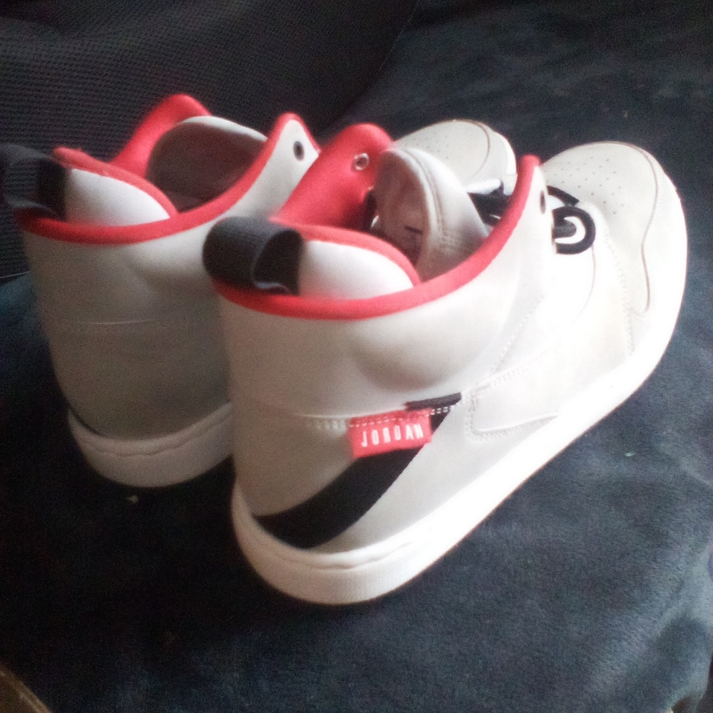 Jordan Fadeaway grey, university red.